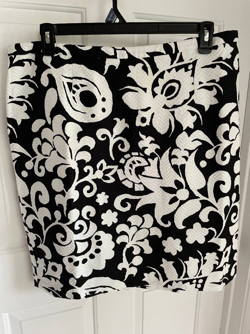 Talbots Black/White Flower Scroll Skirt – NWT Size 20W